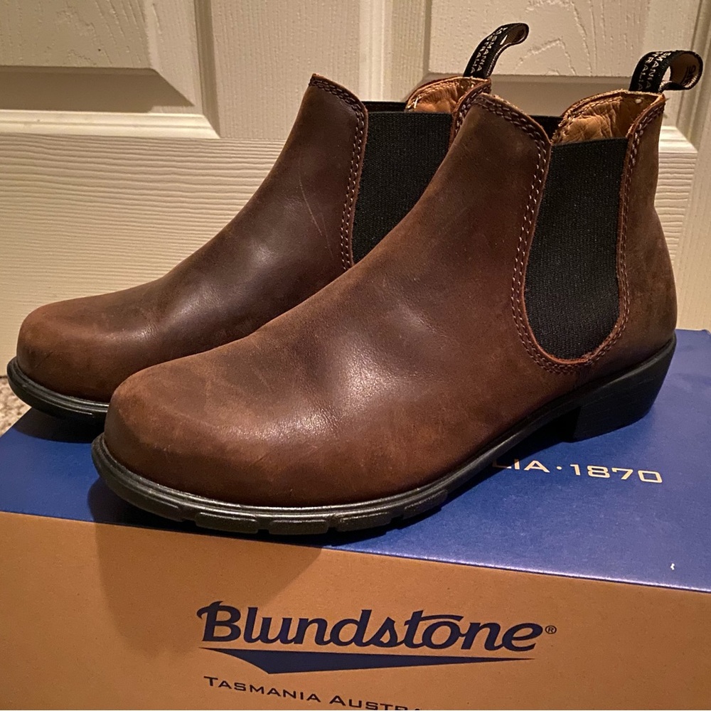 Women’s Blundstone ankle boots. Antique brown. Size 8